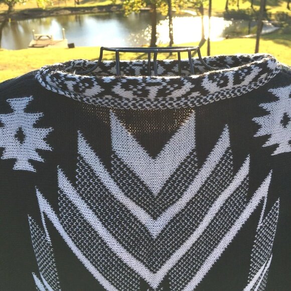 Women's Black & White Fringe Wrap Poncho Shawl Southwestern Arrow Print $50 - Picture 4 of 6